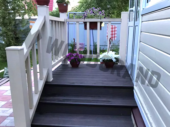Надежное ограждение из ДПК для крыльца